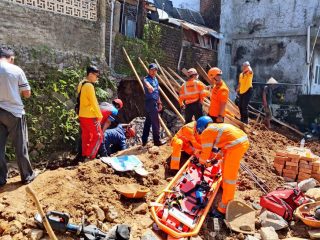 Respons Cepat Damkar Sukabumi Selamatkan Korban Longsoran Tembok Penahan Tebing