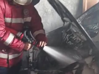 Mobil Xenia Terbakar di Kampung Sungapan, Damkar Sukabumi Lakukan Penanganan